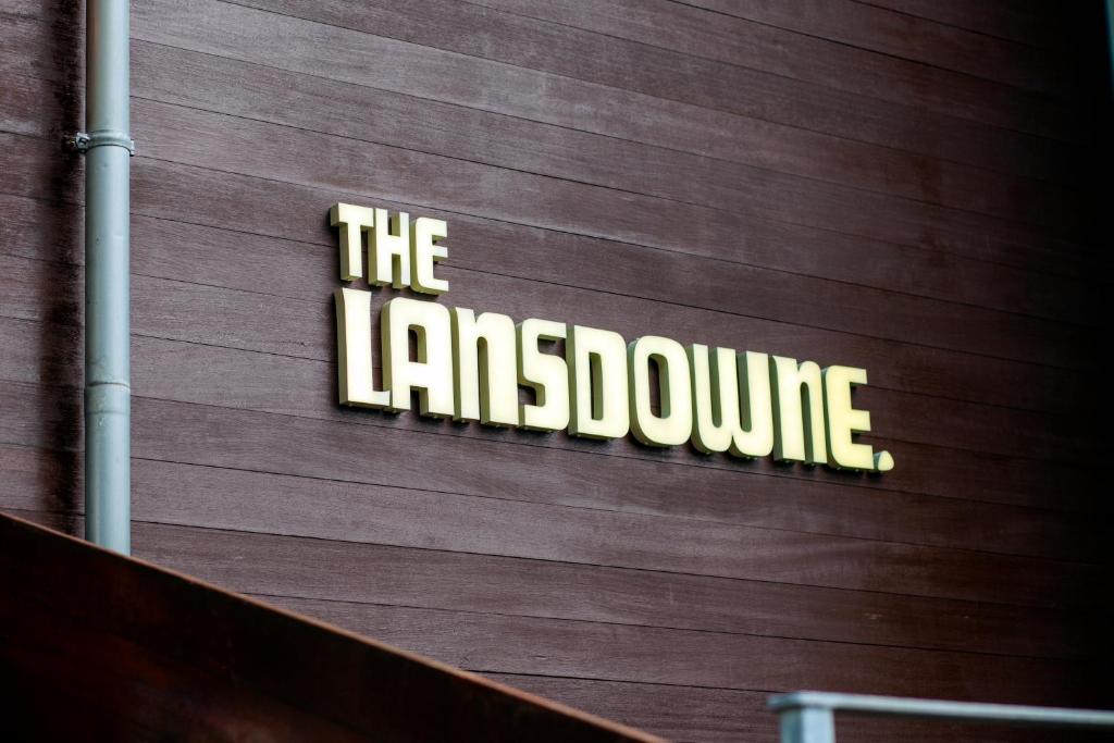 贝尔法斯特The Lansdowne Hotel的朗肾上腺素读物的建筑物的侧面标志