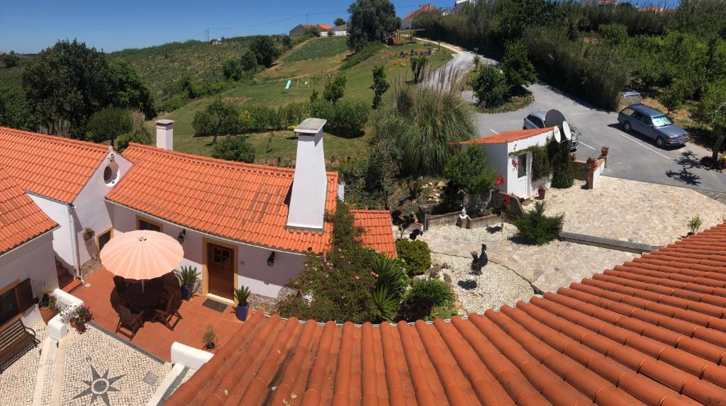 奥比多斯Quinta do Bom Vento的享有橙色屋顶房屋的顶部景色