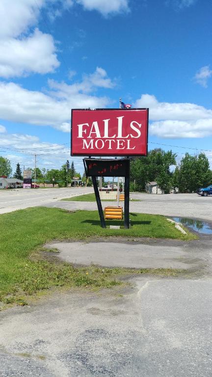 国际瀑布城Falls Motel的路旁的瀑布汽车旅馆标志
