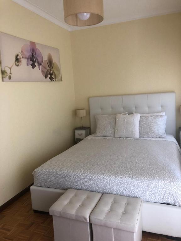加亚新城海星度假屋的卧室配有白色的床头板和白色的床