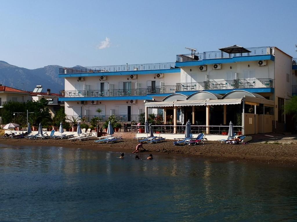 阿马林索斯阿耳特弥斯酒店的海滩上酒店,人们在水中游泳