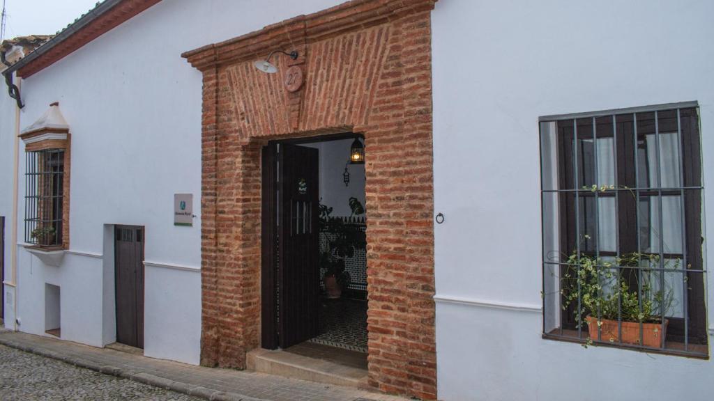 丰特埃里多斯Tragaluz I的砖砌的建筑,有门和窗户