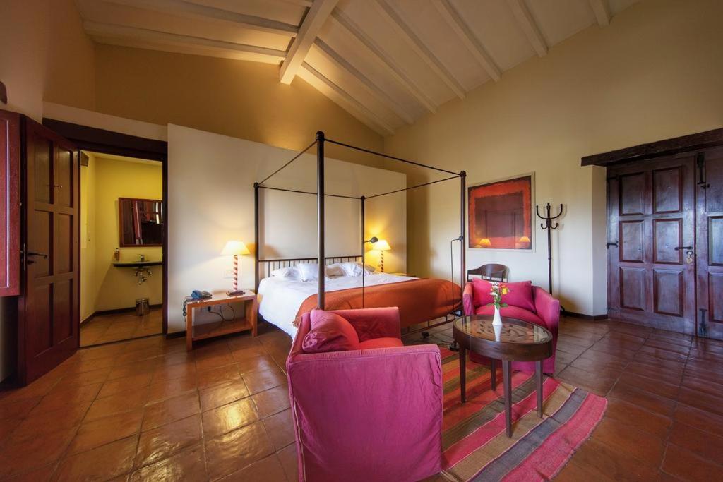 莫利诺斯Estancia Colome的卧室配有一张床和一张桌子及椅子