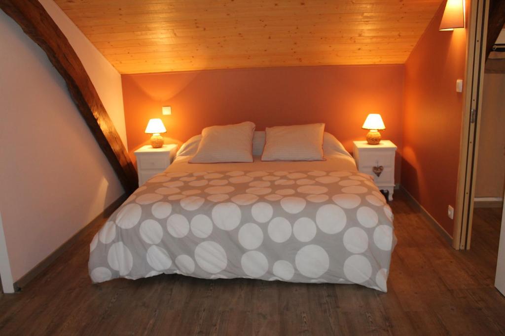 Saint-Sylvestre-sur-LotLocation Chambres d'Hôtes Clodeguy No 2的一间卧室配有一张大床和两盏灯