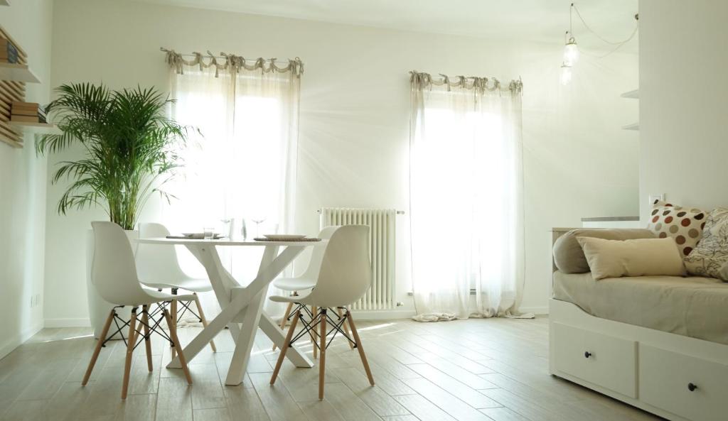 贝加莫Casa Sisu - Apartment的白色的客厅配有桌椅