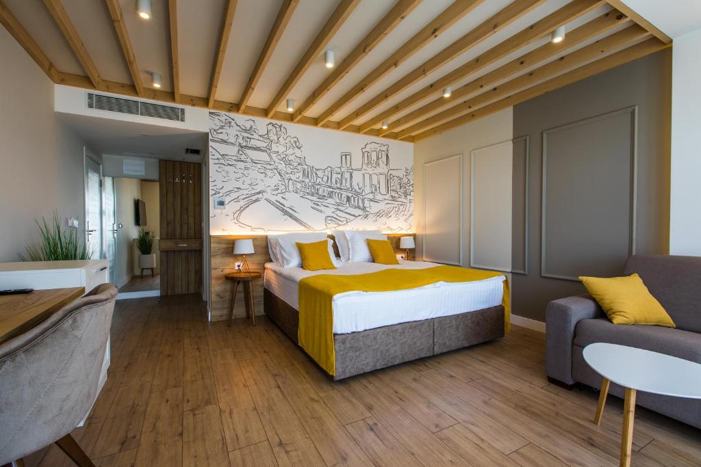 普罗夫迪夫HillHouse Plovdiv的酒店客房,配有床和沙发