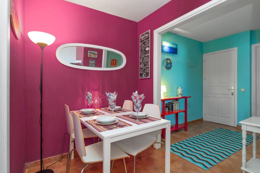 科斯塔特吉塞The Colors House, 639 Private Apartment的用餐室拥有粉红色和蓝色的墙壁