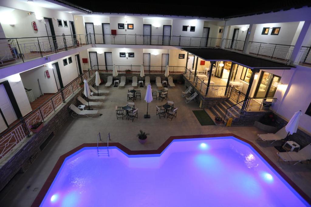 波利克罗诺阳光酒店的大楼游泳池的顶部景色