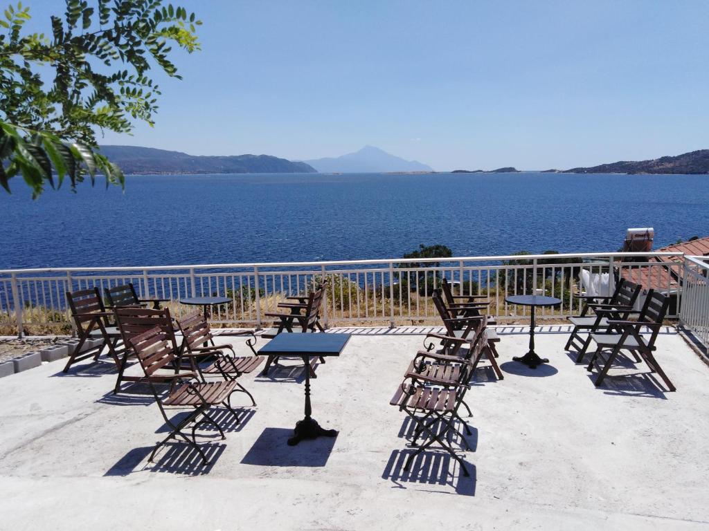 阿莫利亚尼岛Villa Elli的一组桌椅,享有水景