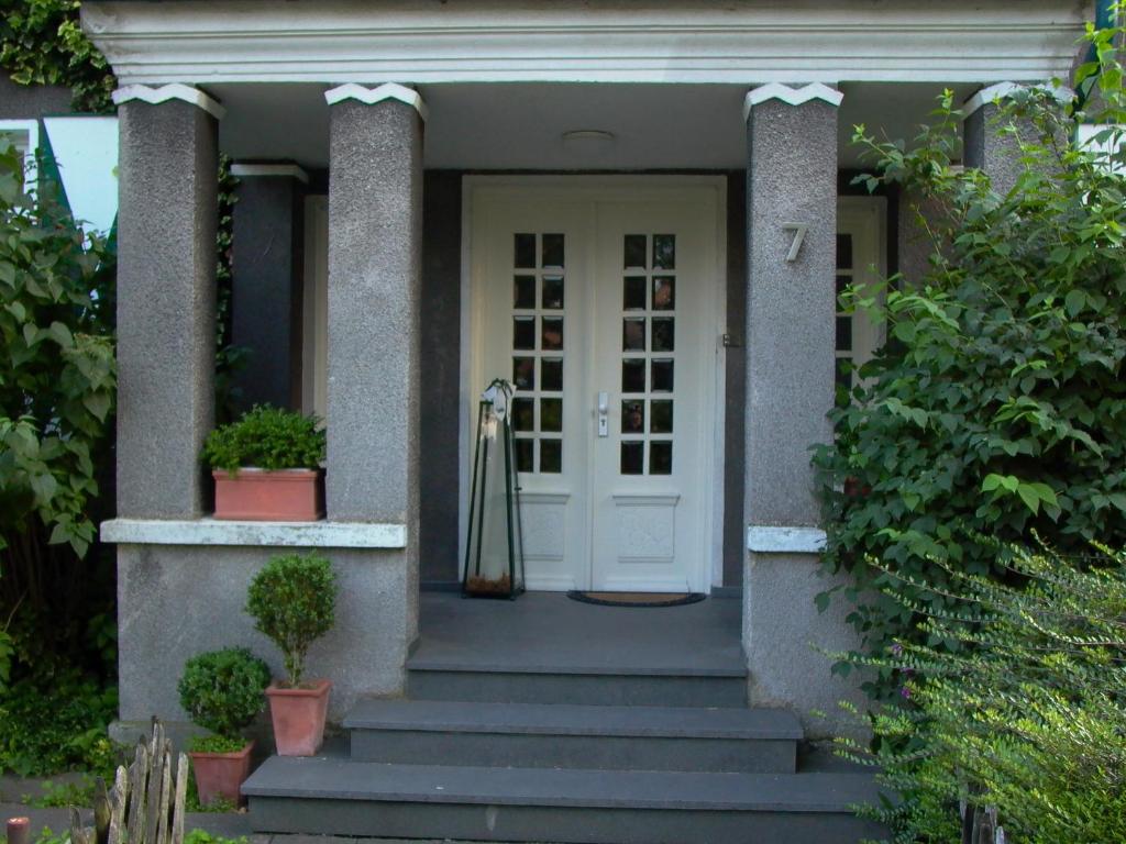 克桑滕Altes Landhaus am Park的白色门和楼梯的房子