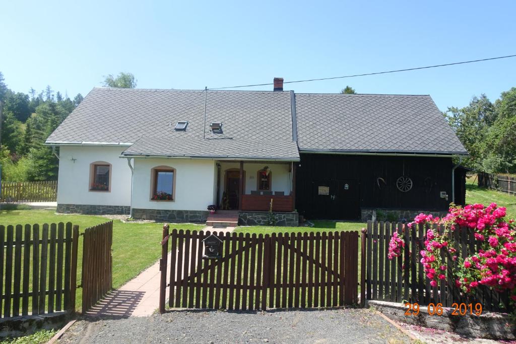 ČakováČAKOVÁ 116的白色的房子,带围栏和粉红色的花朵
