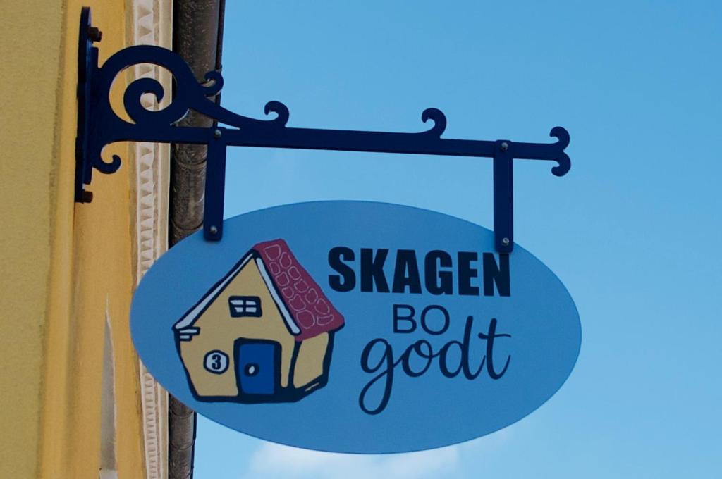 斯卡恩Skagen Bo Godt Kirkevej的挂在窗户上的藤条上