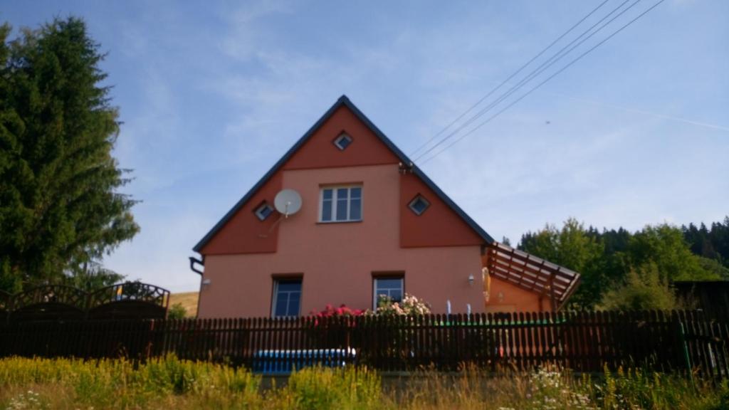 阿尔布勒茨缇策维基泽尔斯基弛霍拉次Chaloupka Albrechtice的前面有围栏的房子