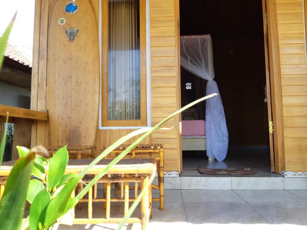 AirsatangFriend House SURF & STAY的木房子的门,门廊