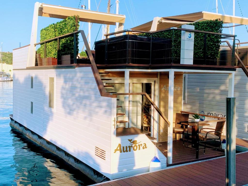 波尔托罗FLOATING SEA HOUSE AURORA的水中船屋