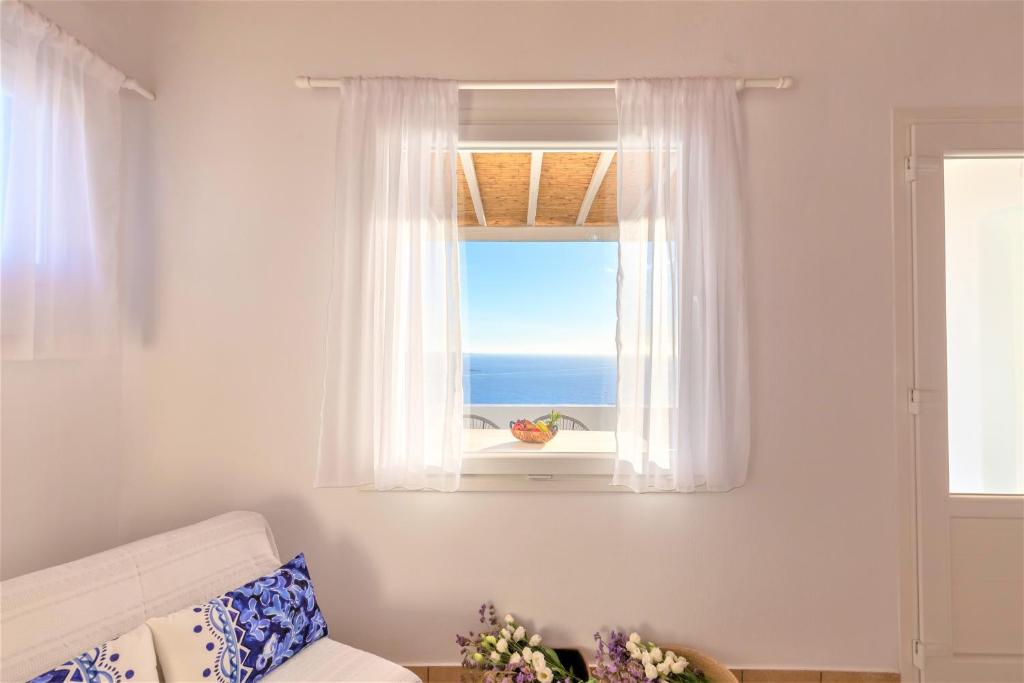 米克诺斯城Sugar Blue的客厅设有海景窗户。