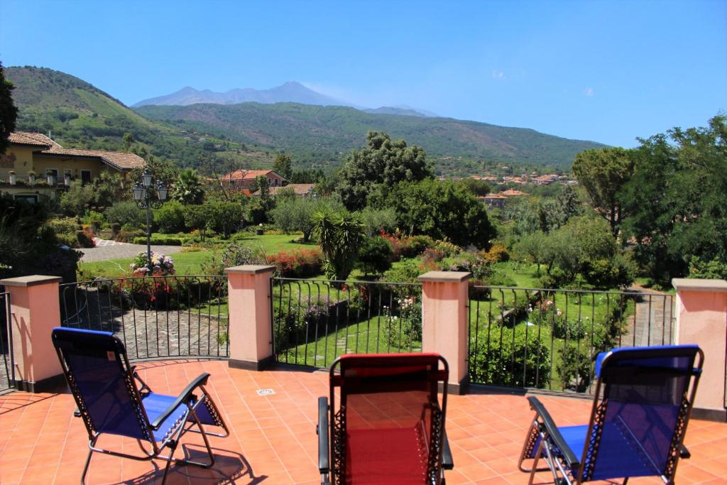 扎费拉纳-埃特内阿Villa Vulcano, tra l'Etna e il mare的庭院设有两把椅子,享有山谷美景