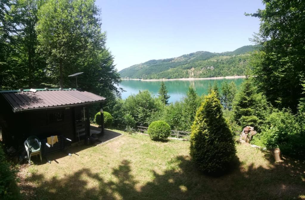 Kokin BrodZlatar Lake - cottage的湖景小小屋