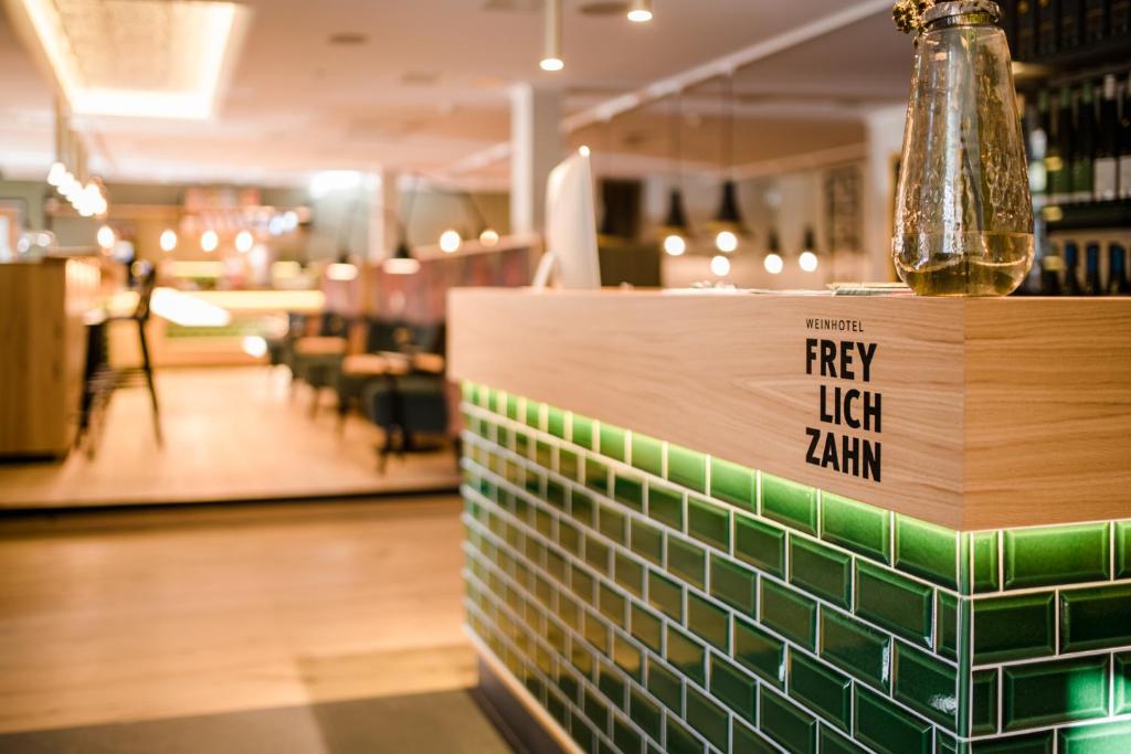 弗赖堡Weinhotel Freylich Zahn的一间标有祈祷的标牌的餐厅,