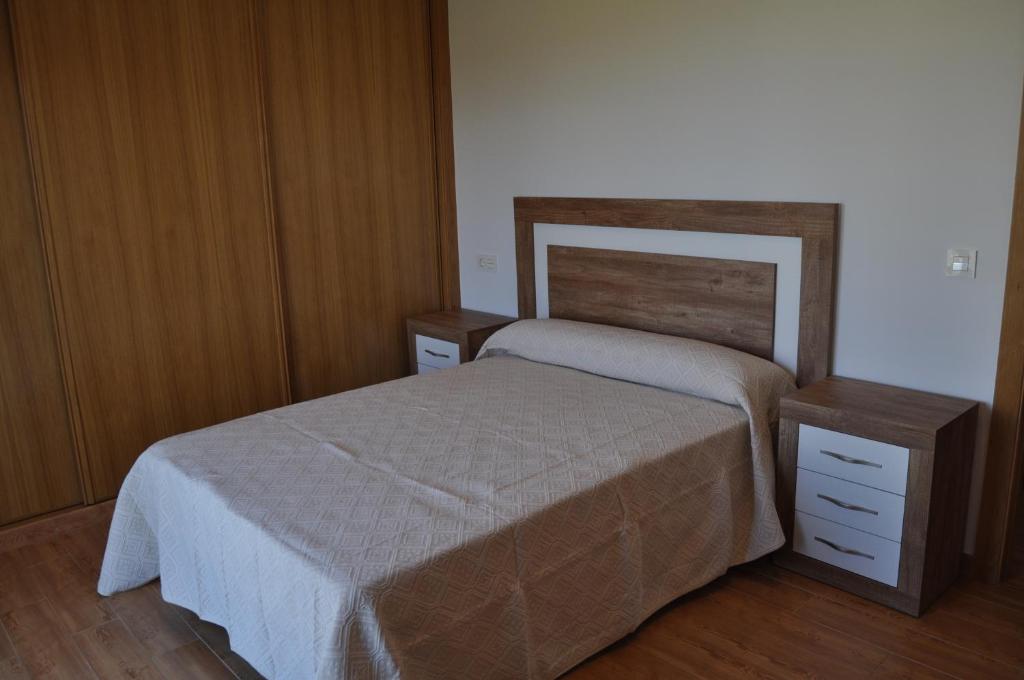 格罗韦PISO DOS FAROS的一间卧室配有床和2个床头柜