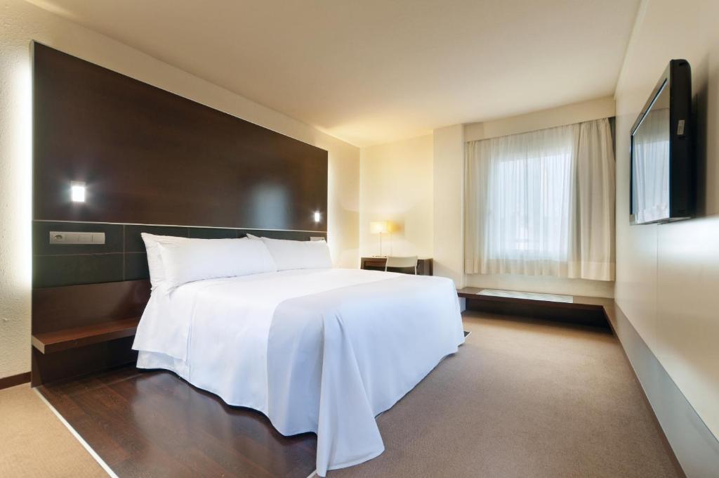 休达休达普尔塔非洲酒店的卧室配有白色的床和平面电视。