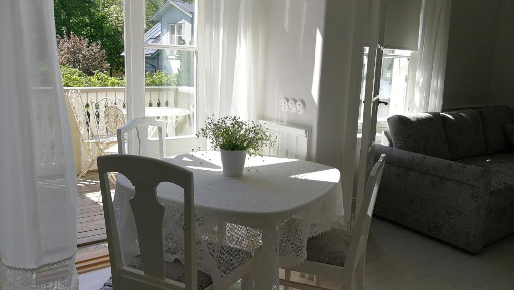 哈普萨卢Linda Külaliskorter的窗户客房内的白色桌椅