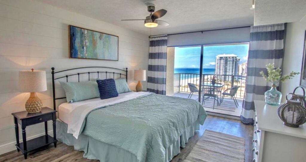 巴拿马城海滩Regency Towers - beachfront condo的一间卧室设有一张床,享有海景
