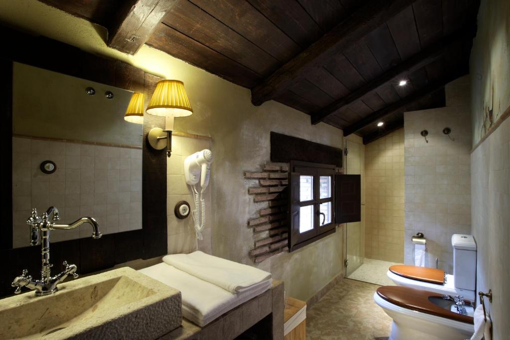 Hotel Rural & Spa Los Ánades的一间浴室