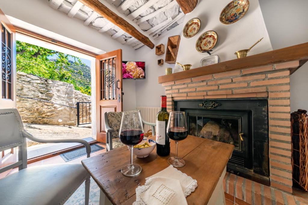 布维翁Casa Tita María的客厅设有壁炉和2杯葡萄酒