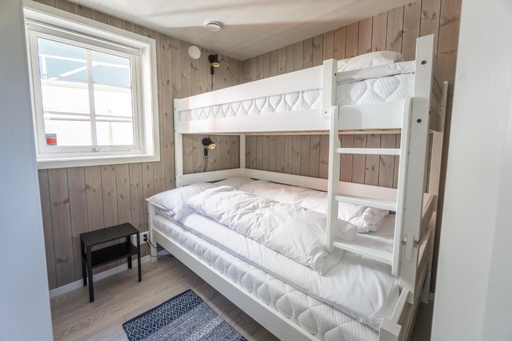 Madelhea Cabin- Seaview Lodge客房内的一张或多张双层床
