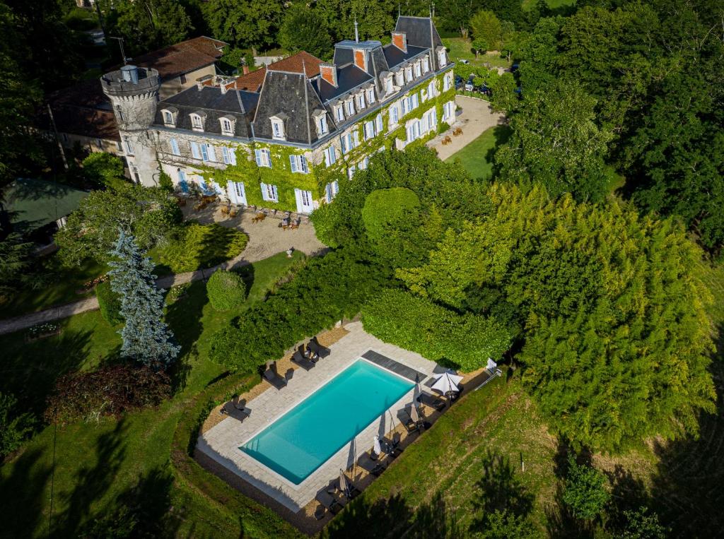 阿尼瑟厄巴龙Château de Lalande - Teritoria - Périgueux的享有带游泳池的庄园的空中景致