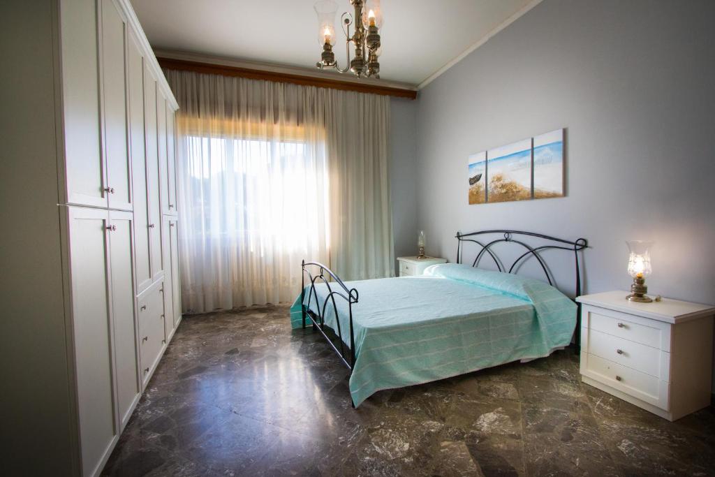 萨尔维CASA MARIA的一间卧室设有一张床和一个窗口