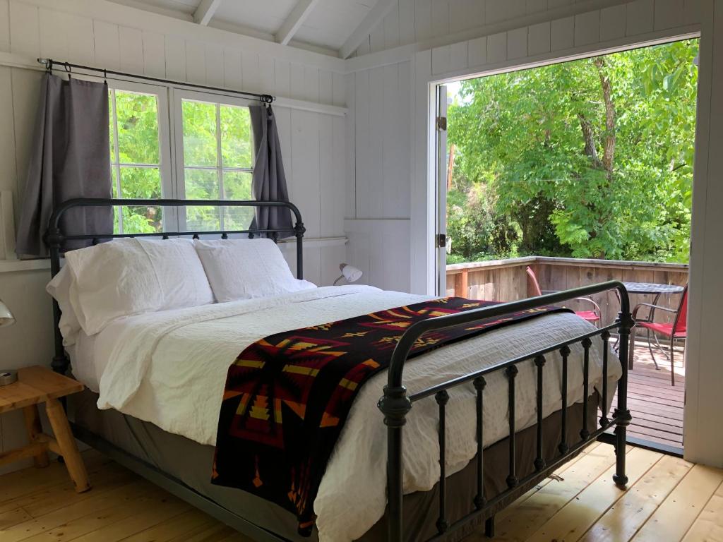 盖尔南维尔Johnson's Beach Cabins and Campground的一间卧室设有一张床和一个大窗户