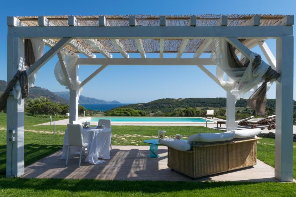 阿尔盖罗Villa Dama luxury的白色凉亭配有桌椅