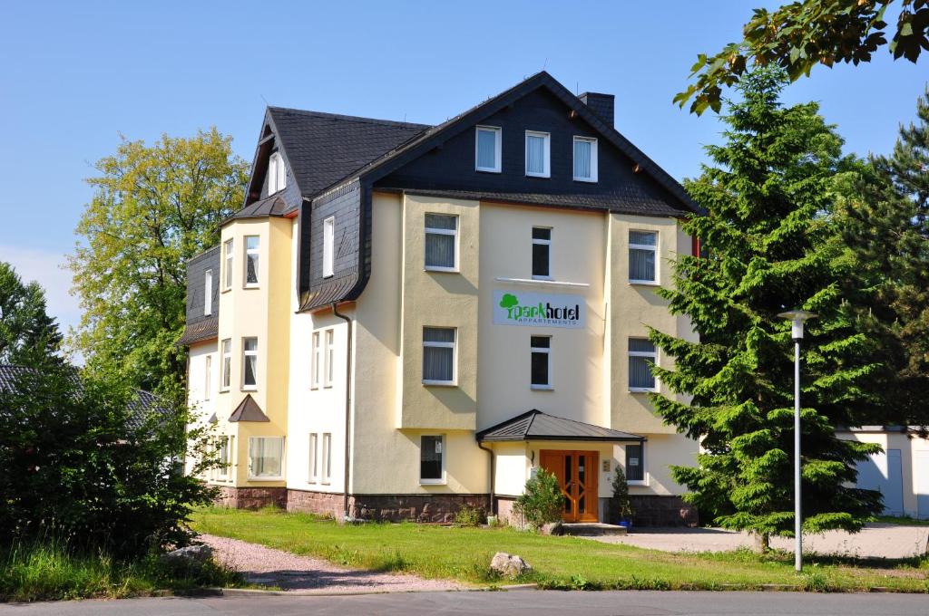 奥伯霍夫Konsumhotel am Park - Nebenhaus Berghotel Oberhof - nur Übernachtung的黑色屋顶的白色大建筑