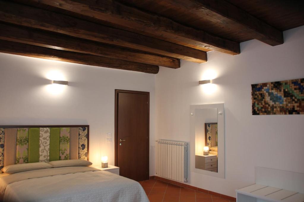 托雷迪鲁杰罗Le Vie Mediterranee的一间卧室配有床、镜子和灯