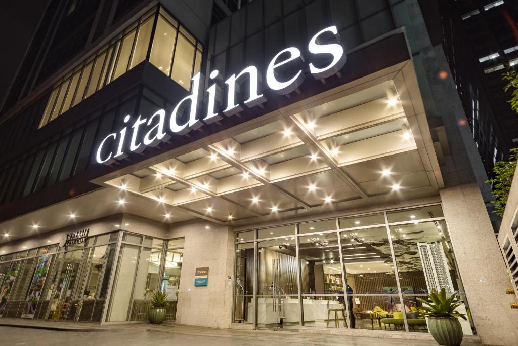 马尼拉Citadines Millennium Ortigas Manila的夜幕前的商店