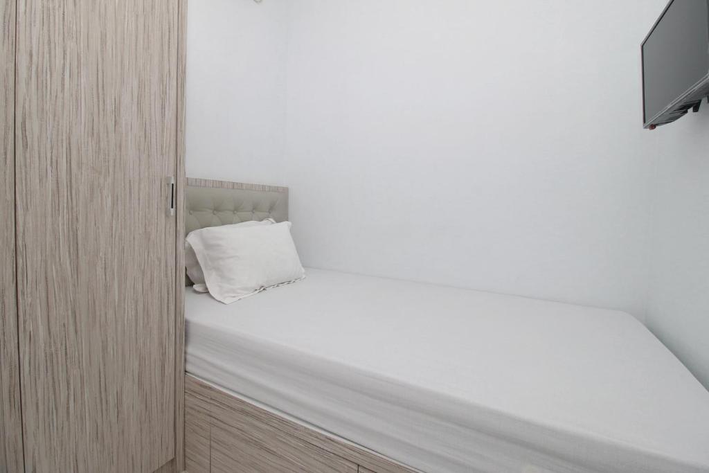 当格浪MAMA SYARIAH @ KUTAJAYA的一间小卧室,配有白色的床和电视