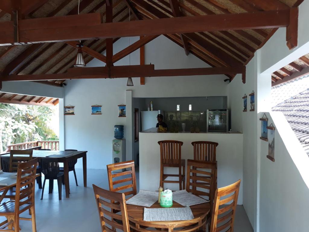 龙目岛库塔西拉民宿的用餐室配有木椅和桌子