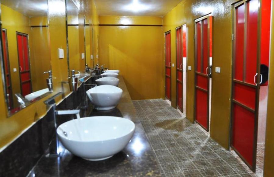 万象梦之家旅馆的浴室设有一排盥洗盆和卫生间