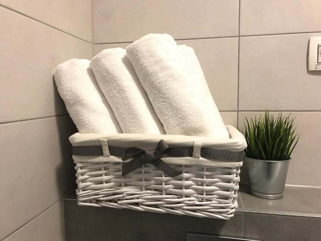 萨格勒布Ocean Apartment的浴室内一篮子的一组毛巾