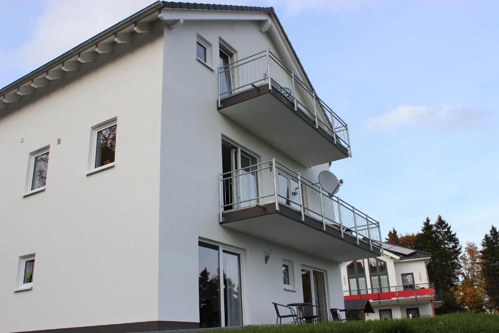 温特贝格和谐公寓式酒店的带阳台的白色房屋