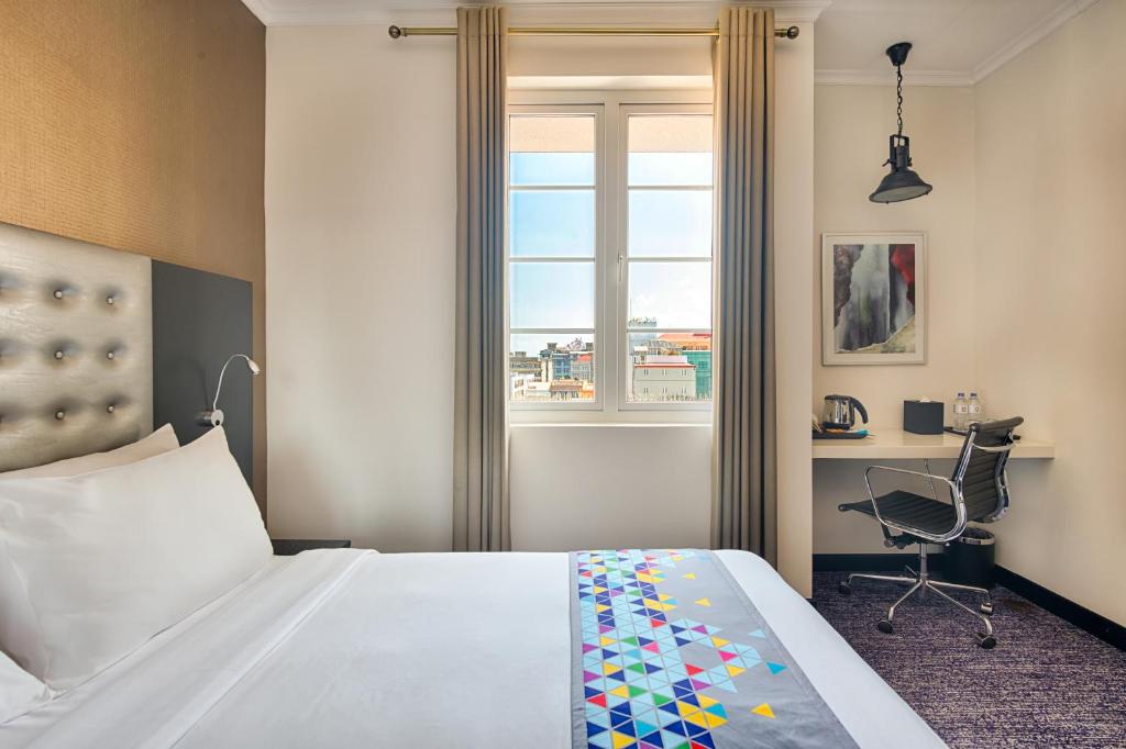 Fairway Colombo - Sri Lanka&#39;s First Hotel With Robot Technology客房内的一张或多张床位