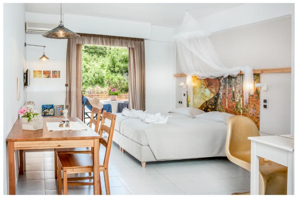 埃亚玛琳娜奈奇多生命艺术之树酒店的白色卧室配有床和桌子