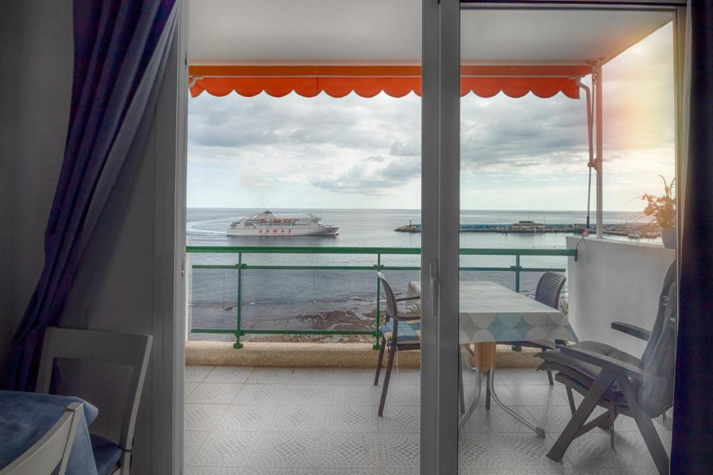 阿罗纳Comodoro Estudio Vista Mar Explotaciones Ravel的享有海洋和游轮景致的阳台
