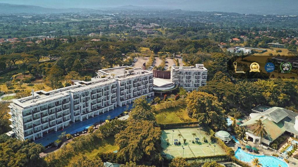 茂物兰卡玛雅R酒店的享有带网球场的大楼的顶部景致