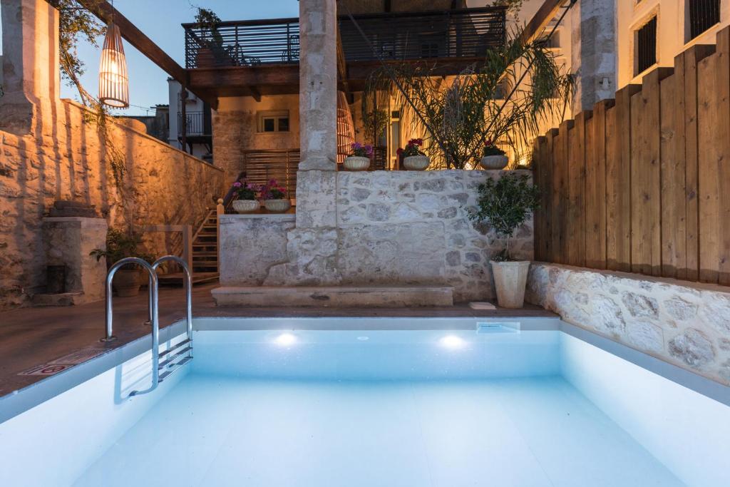 罗希姆诺Casa Vitae Villas的房屋中间的游泳池