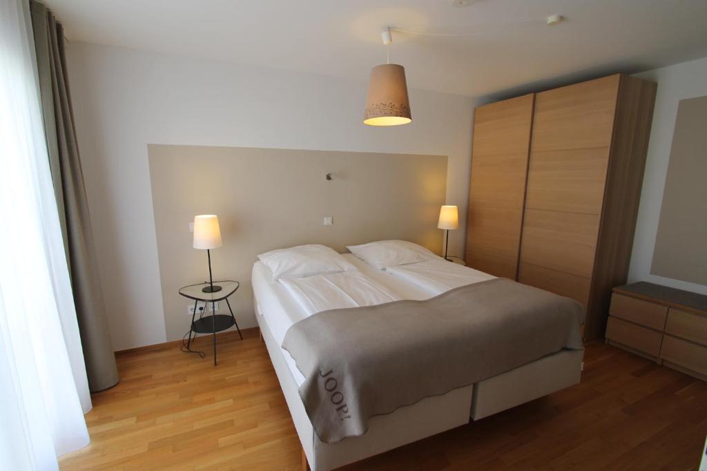 科隆Park Linné Management GmbH的一间卧室配有一张大床和一个床头柜