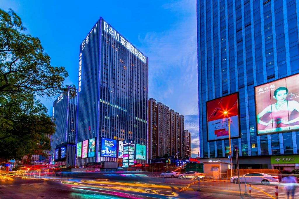 长沙长沙瑞漫国际酒店的街道上拥有高楼和汽车的城市