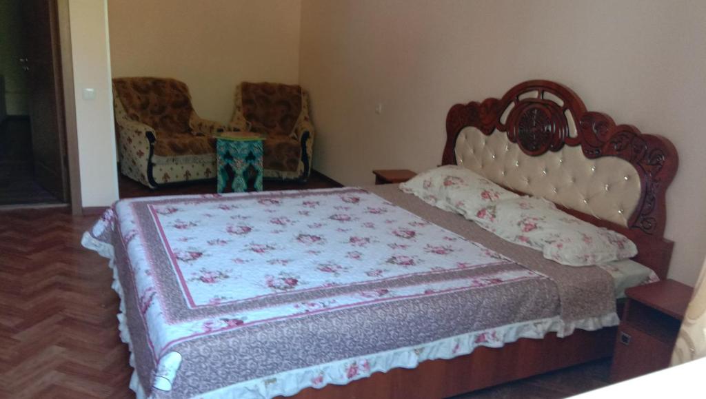 苦盏Guest House Sharq 21的一间卧室配有一张大床和一把椅子